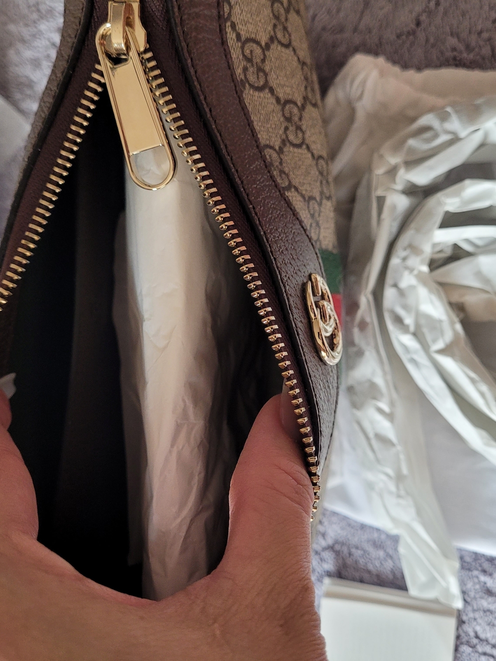 Gucci GG Supreme Canvas Shoulder Bag in Beige with Web Stripe - Picture 3 of 11